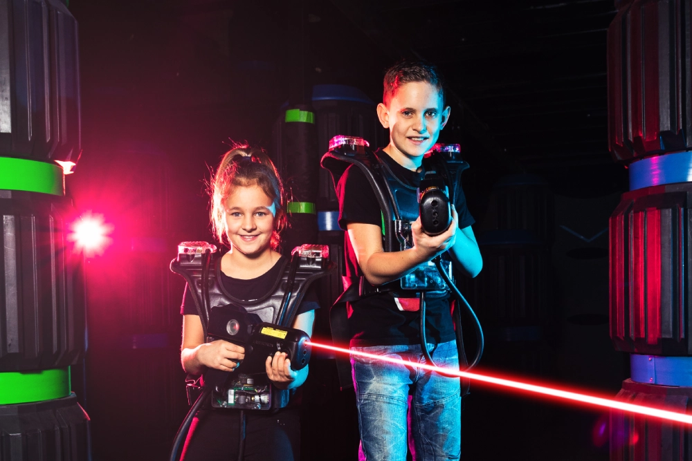 Zwei Kinder während dem Lasertron Spiel