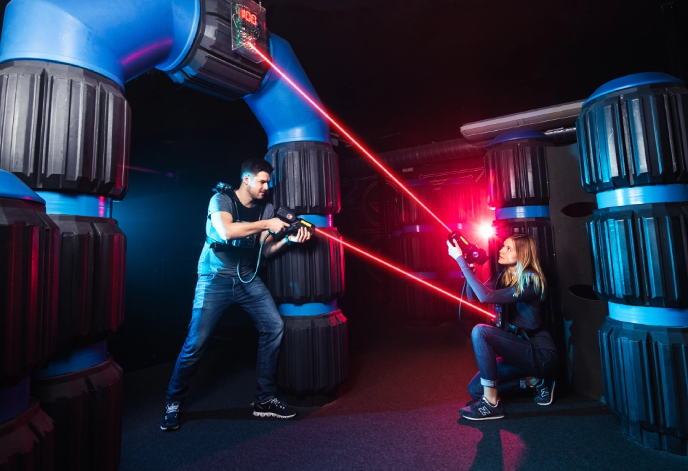 Zwei Jugendliche spielen Lasertag in der Arena des NXP Lasertron
